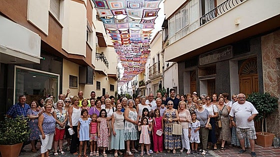 Over thirty crafters create a crocheted sunshade to keep the streets of Coín cool