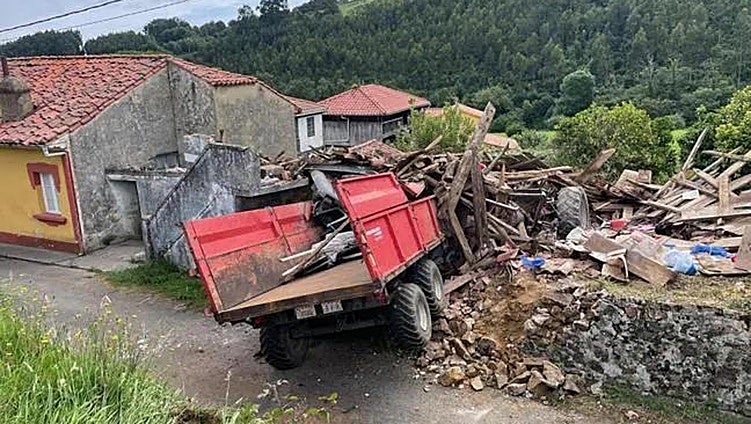 A father and his 10-year-old son die in tractor accident after pilgrimage procession in Asturias