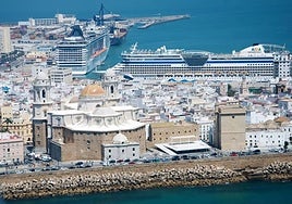 Cruise ships in the port of Cadiz (archive image).