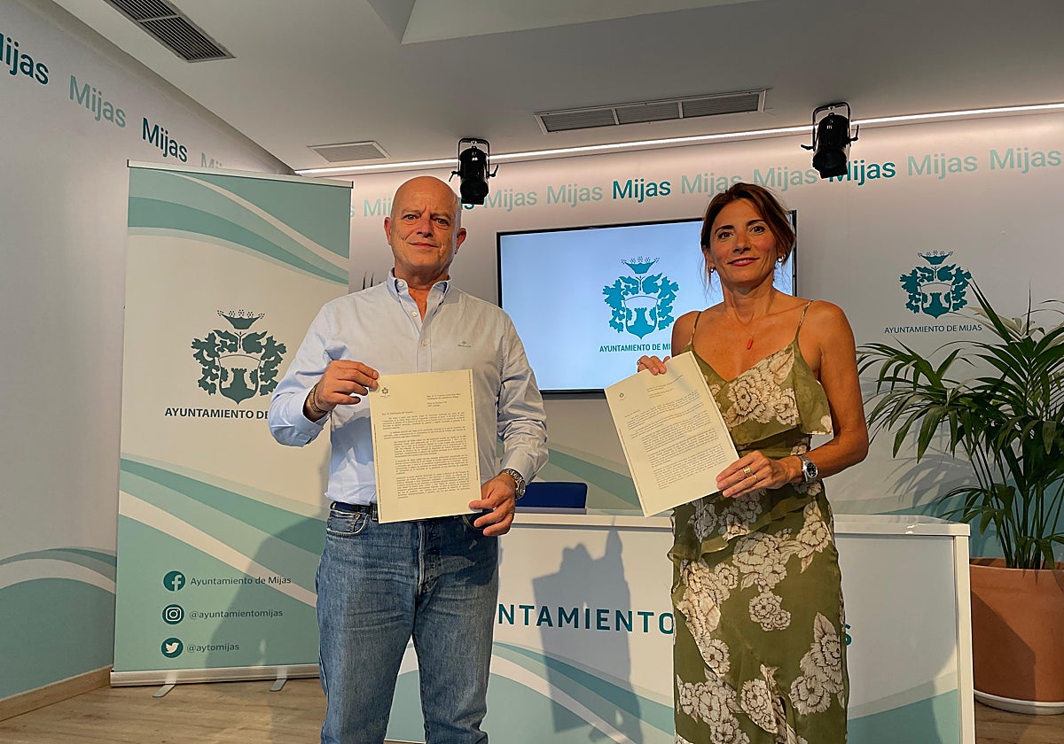 The mayor and councillor for security show the letter sent to the ministry.