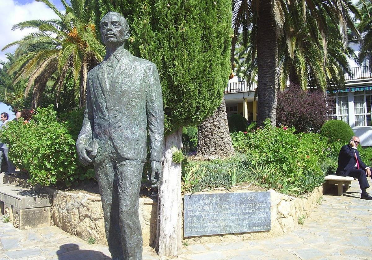 Bronze statue of the poet is located in the hotel gardens.