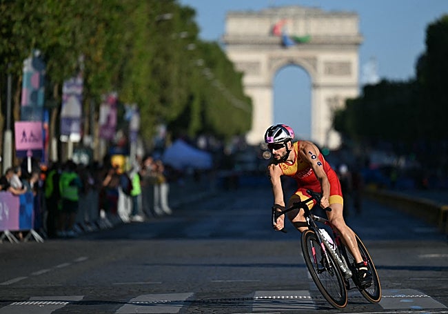 González with the Arc de Triomphe in the background.