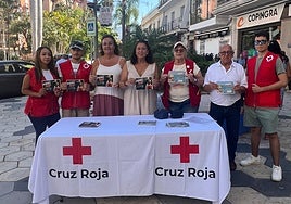 Red Cross volunteers with Almuñécar-La Herradura councillors on Monday