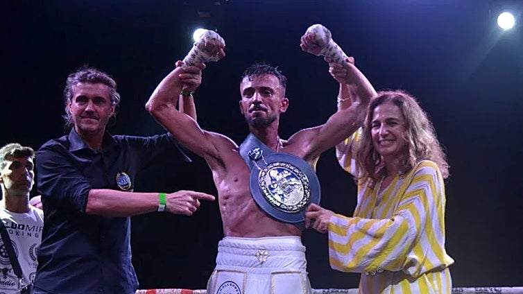 Malaga boxer clinches EBU Silver title in thrilling fight night at Holiday World Resort