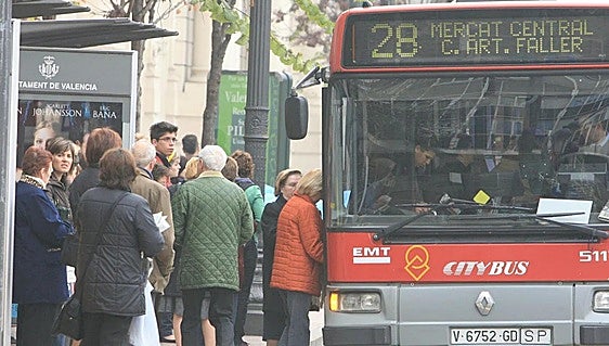 Foreign tourists leave their children behind by mistake on a Valencia bus