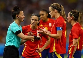 Aitana Bonmatí and Irene Paredes in discussion with the referee.
