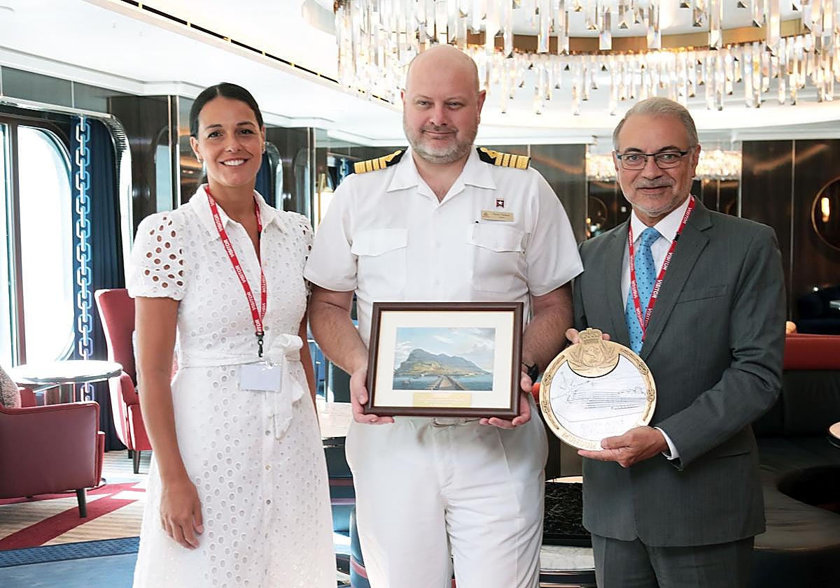 Imagen principal - Plaques were exchanged.