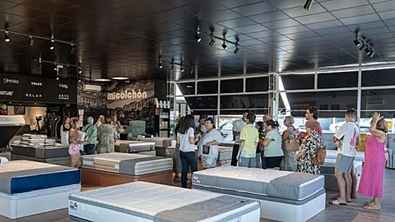 Mattresses giveaway at MiColchón opening in Ronda