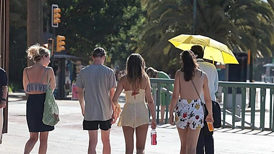 As Costa del Sol swelters under a yellow weather alert for high temperatures, thunderstorms and showers are forecast in north of Spain