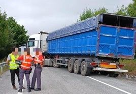 The lorry driven by the man from Valladolid, after it jackknifed on the A-1.