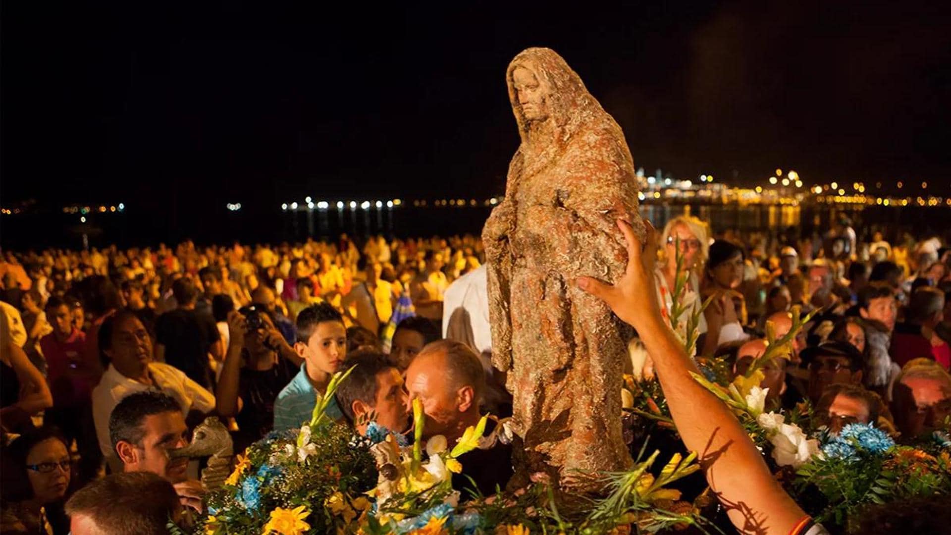 La Virgen del sur de España permanece bajo el mar todo el año, saliendo a la superficie únicamente para celebrar su romería.