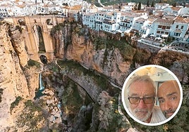 De Niro poses with Benito Gómez, chef at Bardal, in a photo shared by the mayor of Ronda on Instagram.