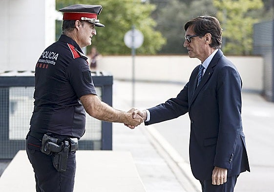 Salvador Illa greets Sallent of the Mossos d'Escuadra force this week.