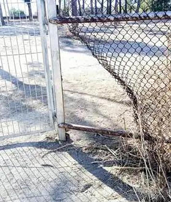 Imagen secundaria 2 - THE TRAIL OF CRIME: In the first image, the house where the alleged killer was arrested; in the second, his father's vandalised vehicle. In the third, the fence through which he supposedly accessed the sports centre.