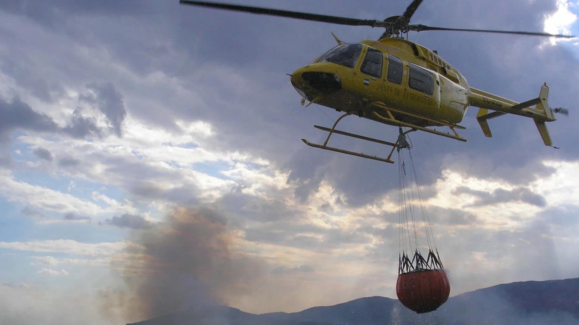 Un anciano muere después de que un helicóptero arrojara agua sobre un incendio forestal en España