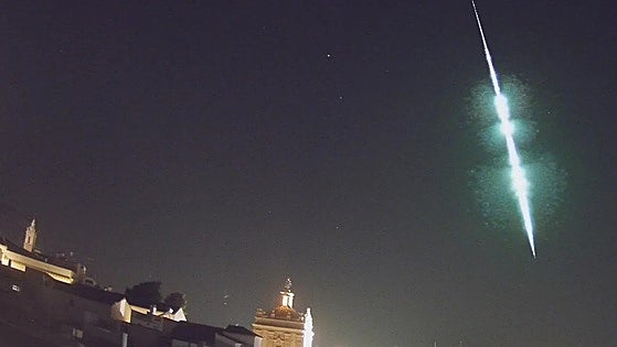 Great ball of fire: Watch as meteoroid streaks across night sky in Spain at 64,100 kilometres per hour