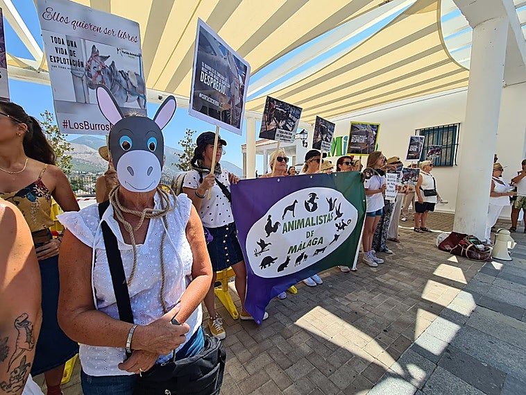 Tension rises in Mijas between donkey taxi owners and animal rights protesters