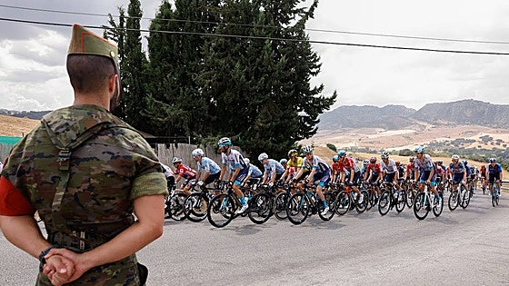 Warm welcome for Vuelta a España cycle race from inland Malaga towns and villages