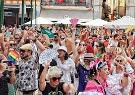 People dancing at the San Miguel ‘caseta’ on the Plaza de la Constitución, at the heart of this year’s August fair.