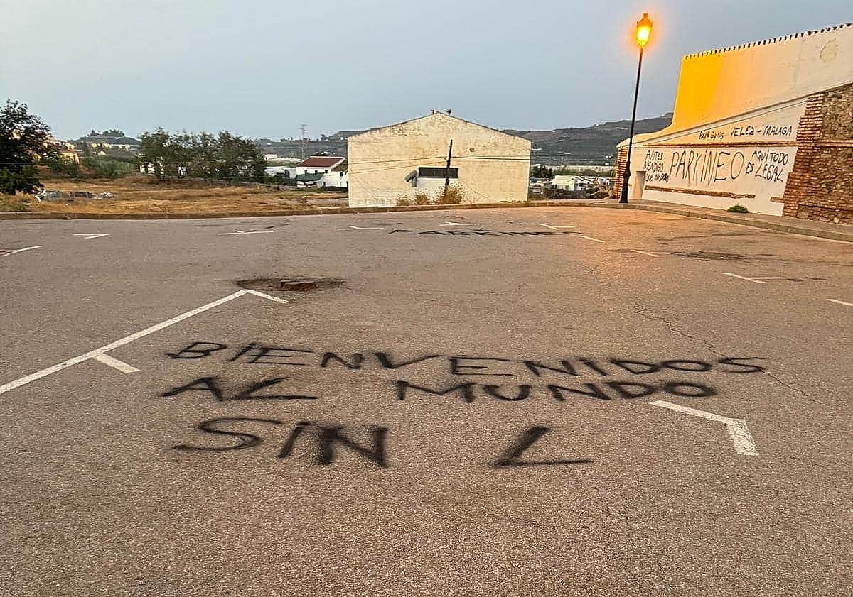 Imagen principal - Graffiti near Vélez-Málaga cemetery; vandalism to the lifeguard station in Torre del Mar.