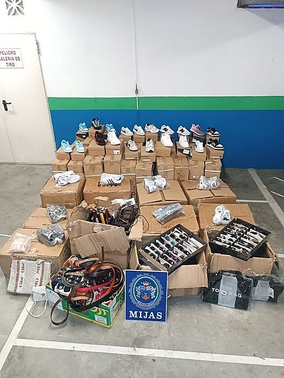 Police seize more than 800 counterfeit trainers, 300 pairs of glasses, handbags and belts on the Costa del Sol