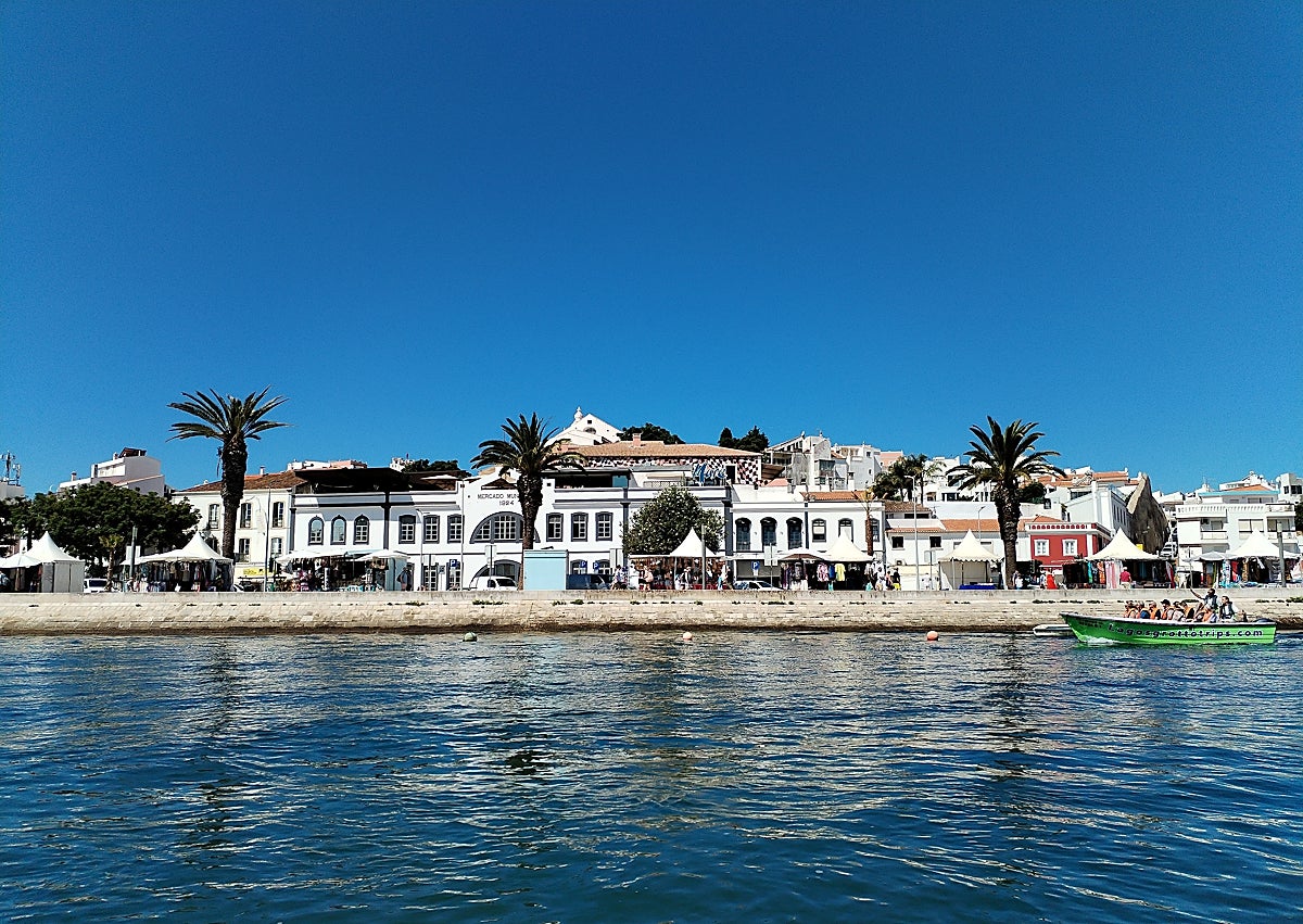 Imagen secundaria 1 - Tourists' favourite places in Lagos: the rocks, the town market, the sports shop.