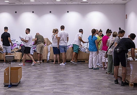 The Malaga store where shoppers buy packages 'blind' and by weight... from well-known web retailers including Amazon and Shein