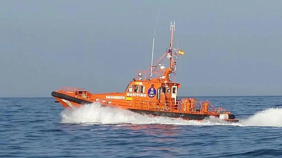 Four crew members rescued after fishing boat sinks five nautical miles off Costa del Sol