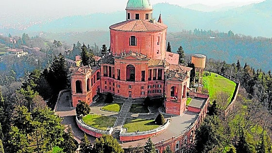 Bologna, the vibrant pink city in northern Italy