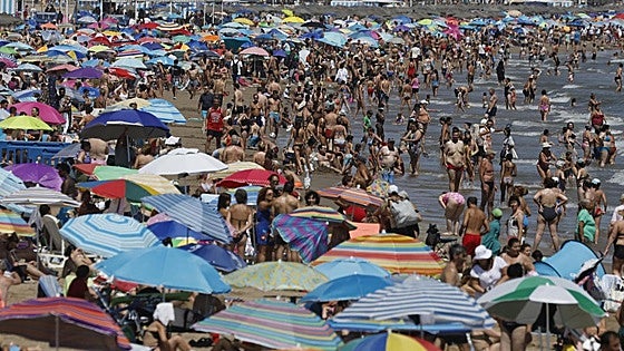 Record 53 million international tourists flock to Spain up to July