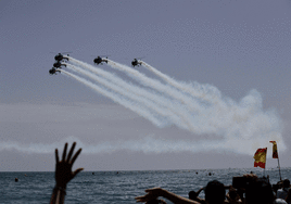 Action in the skies above Torre del Mar's beach this Sunday afternoon