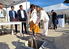 The mayor of Torremolinos participates in the foundation stone laying ceremony.