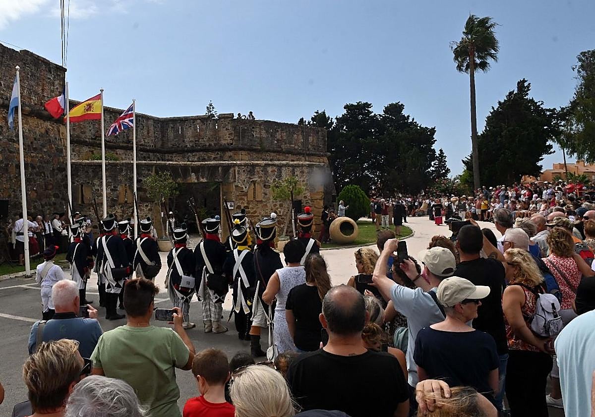 Imagen principal - Hundreds look on as Costa del Sol town re-enacts historic battle
