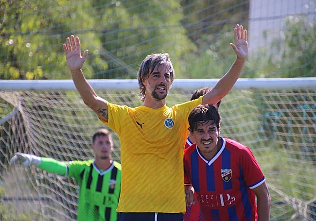 Action from the Marbellí-Torre del Mar derby.