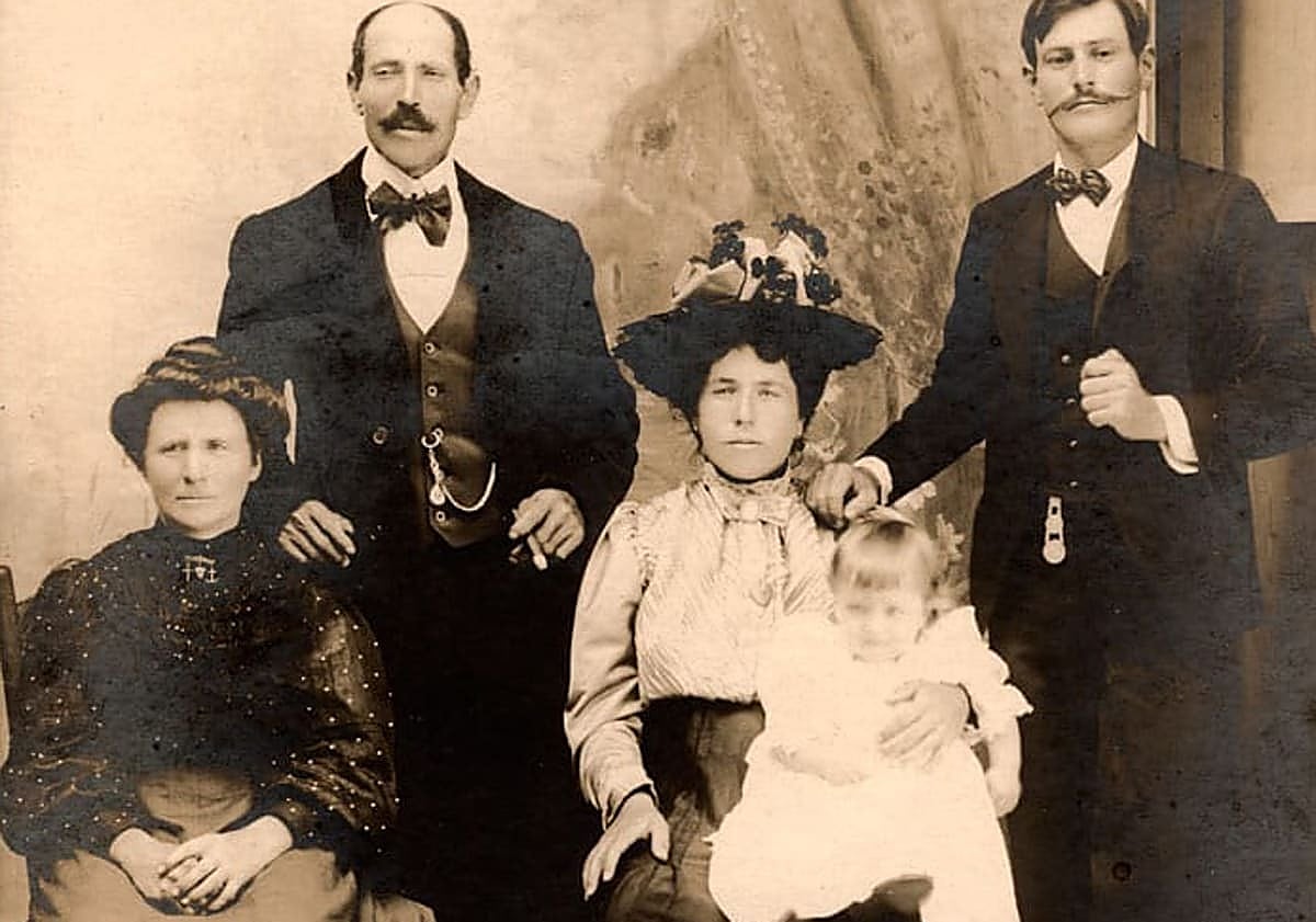 Imagen principal - Above and below left, two images of Francisco García, in Hawaii and California; below right, Vicky Martín and her cousin Ryan Loney, together with his husband Michael on the Balcón de Europa in Nerja in the summer of 2022.