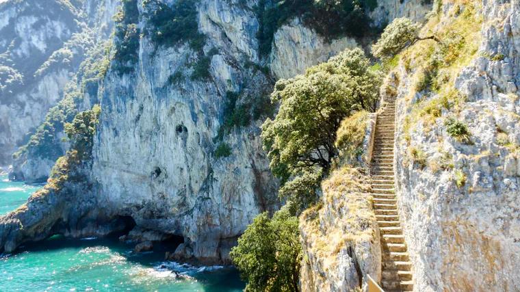 To reach the lighthouse you have to descend 763 steps.