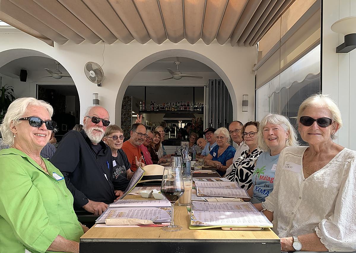 Imagen secundaria 1 - US citizens from across Malaga province unite for Democrats Abroad meeting