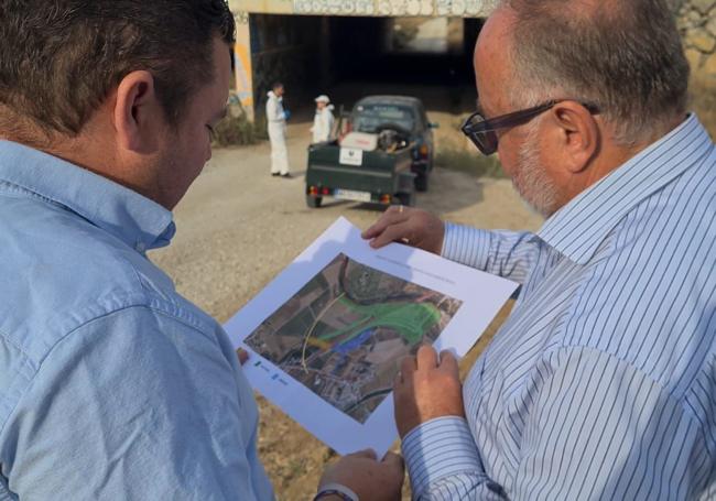 Environment councillor and Alhaurín de la Torre mayor look at a map of the area where preventive measures against the West Nile virus are being carried out.