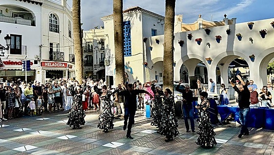 Popular Costa del Sol resort thanks tourists with free shows and white carnations