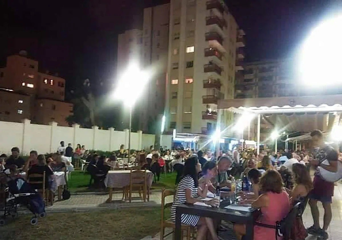 Imagen principal - Above, the terrace of the pizzeria; below left, the balloon that was on the roof in the 1990s and right, pizzas and breads cooking in the wood-fired oven.