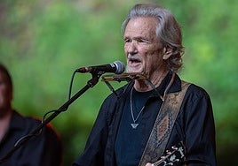 Kris performing in 2018