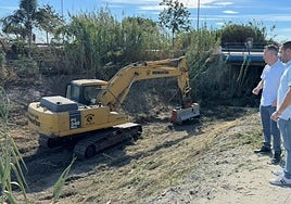 The councillor for the environment and a municipal official, during a visit to the work on the Seco river.