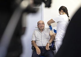 A man is vaccinated against the flu in the La Rioja municipality of Lardero.