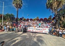 Participants in the protest held on Sunday at the gates of Tivoli in Benalmádena