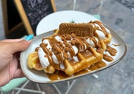 Picture of a croffle with cream and Lotus sauce from the Malaga restaurant.