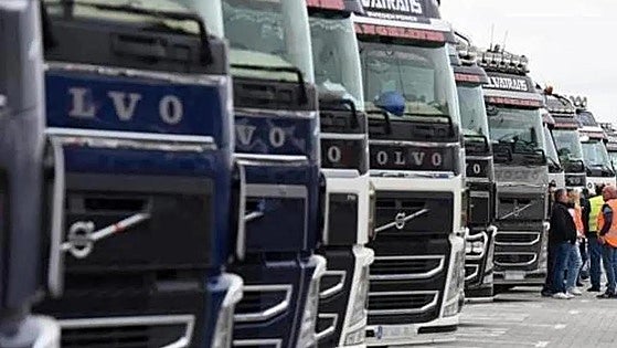 Lorry and bus drivers threaten indefinite strike action across Spain over Christmas