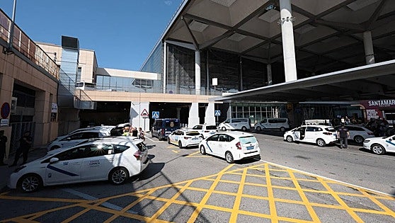 'Pirate' taxi driver who fled at speed from police at Malaga Airport with a passenger inside vehicle is arrested