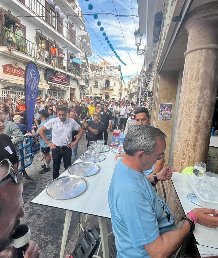 Imagen secundaria 2 - The waiters' race in Nerja on Wednesday 9 October