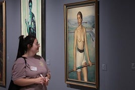 The typically athletically-built nude is present in the exhibition in works such as La Arquera, showing a female archer.