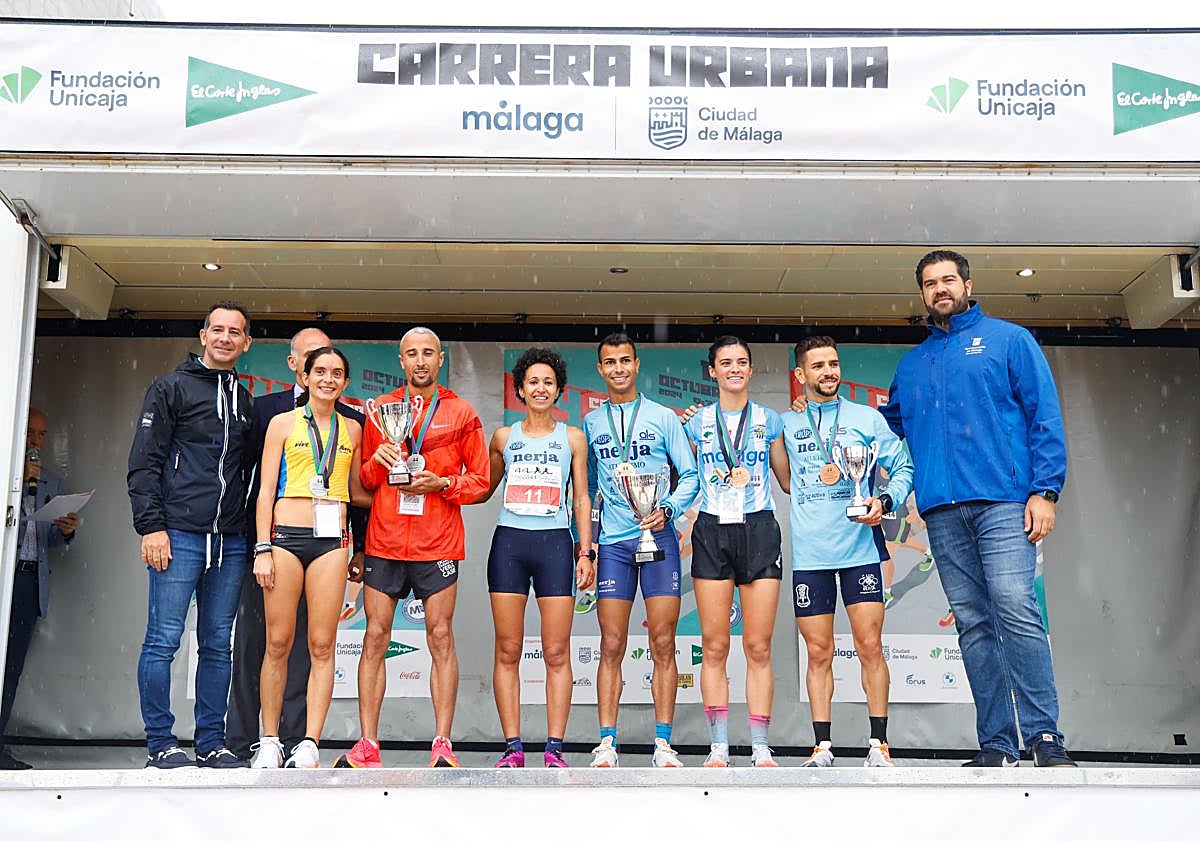 Imagen principal - Just 3,000 runners out of 10,000 registered cross the line in rain-soaked Carrera Urbana in Malaga